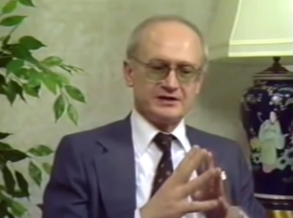 Interview: Ex KGB agent Yuri Bezmenov on psychological warfare and ideological subversion (1984)